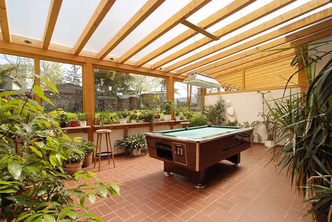 Hotel Saalestrand - Heller Billard-Raum mit vielen Pflanzen