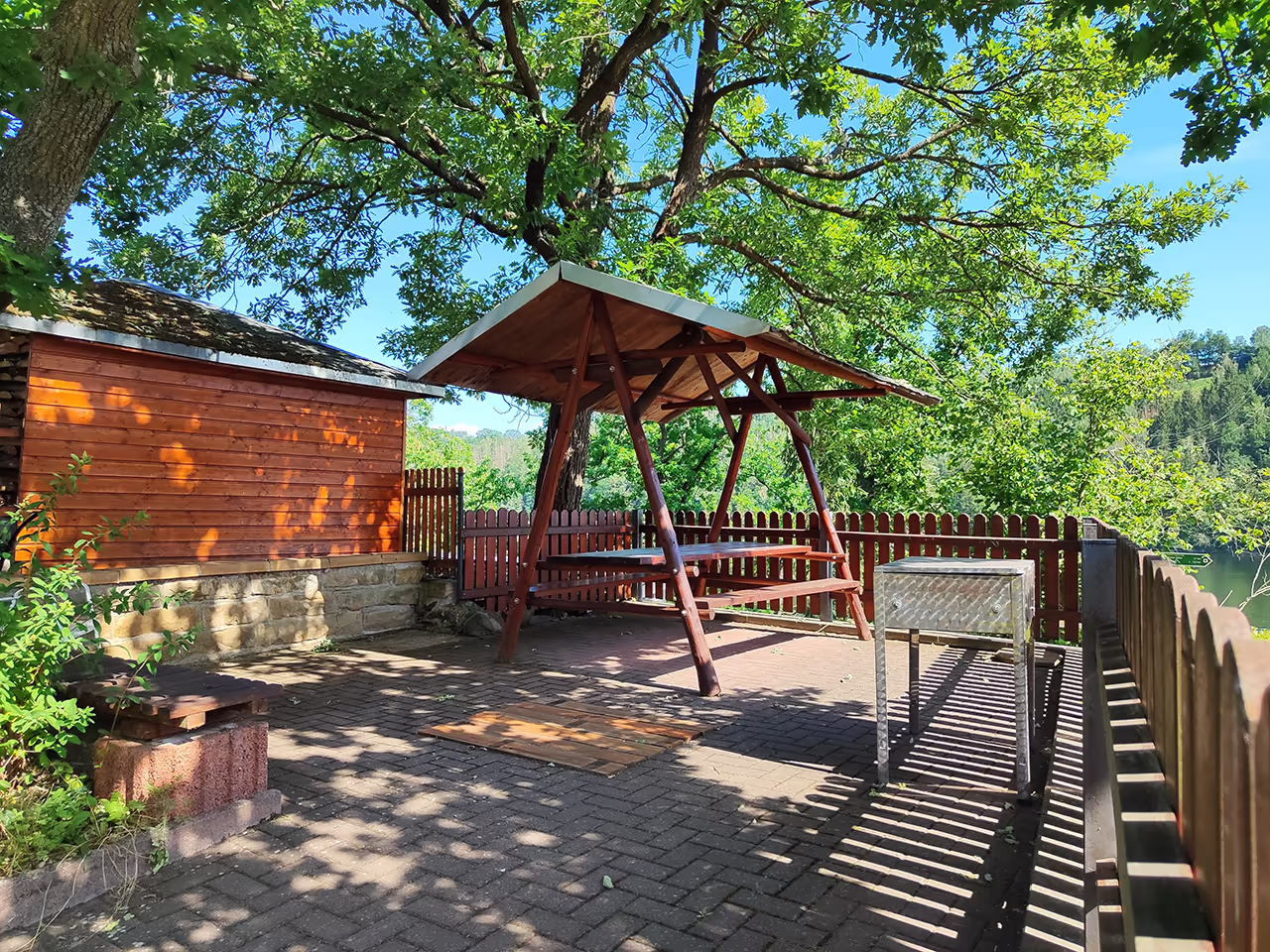 Hotel Saalestrand - Grillplatz mit Sitzraufe