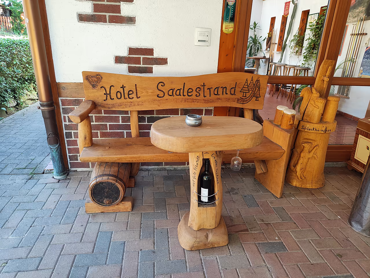 Hotel Saalestrand - Massive Holzbank für Weinkenner