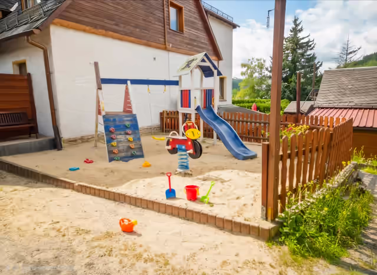 Hotel Saalestrand - Spielplatz mit Sandkasten und Kletterturm